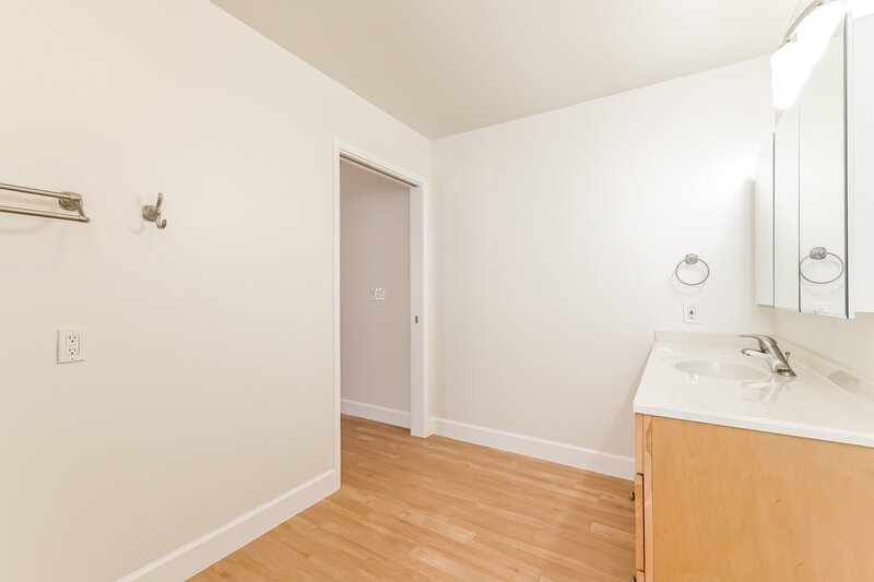 2,090/Mo, 851 Voyager St Henderson, NV 89002 Main Bathroom View