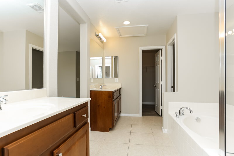 2,190/Mo, 8562 Golden Idol Ct Las Vegas, NV 89131 Main Bathroom View