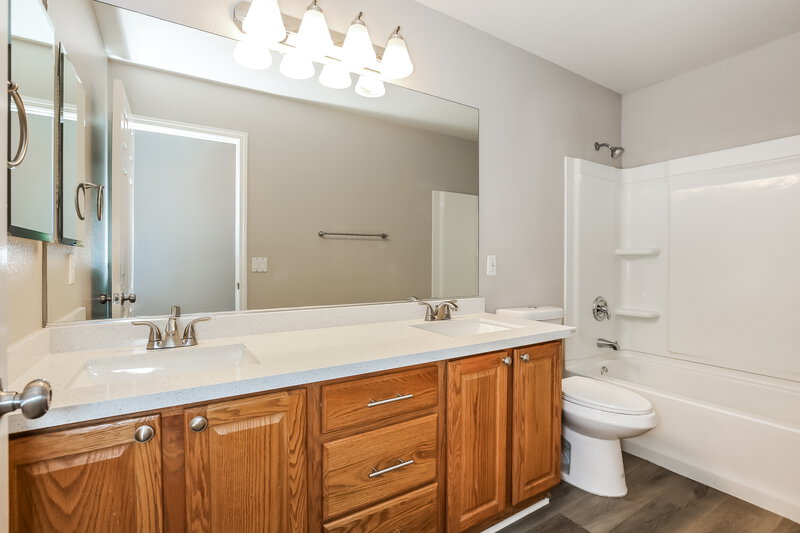 2,625/Mo, 4150 W El Campo Grande Ave North Las Vegas, NV 89031 Bathroom View