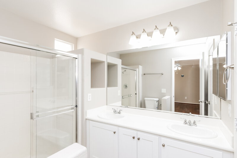 2,030/Mo, 799 Plantain Lily Ave Las Vegas, NV 89183 Main Bathroom View