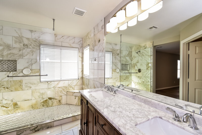 2,385/Mo, 8429 Shady Pines Dr Las Vegas, NV 89131 Main Bathroom View