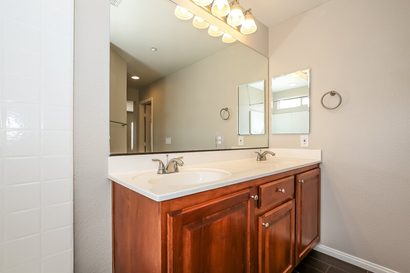 2,445/Mo, 6640 Weeping Pine St Las Vegas, NV 89149 Main Bathroom View