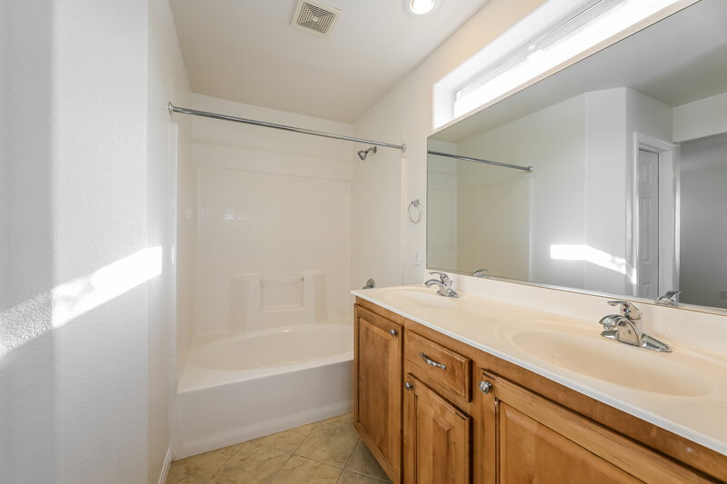 1,935/Mo, 1177 Nightmoss Ave Las Vegas, NV 89183 Main Bathroom View