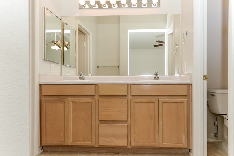 1,960/Mo, 4352 Sparkle Crest Ave North Las Vegas, NV 89031 Main Bathroom View