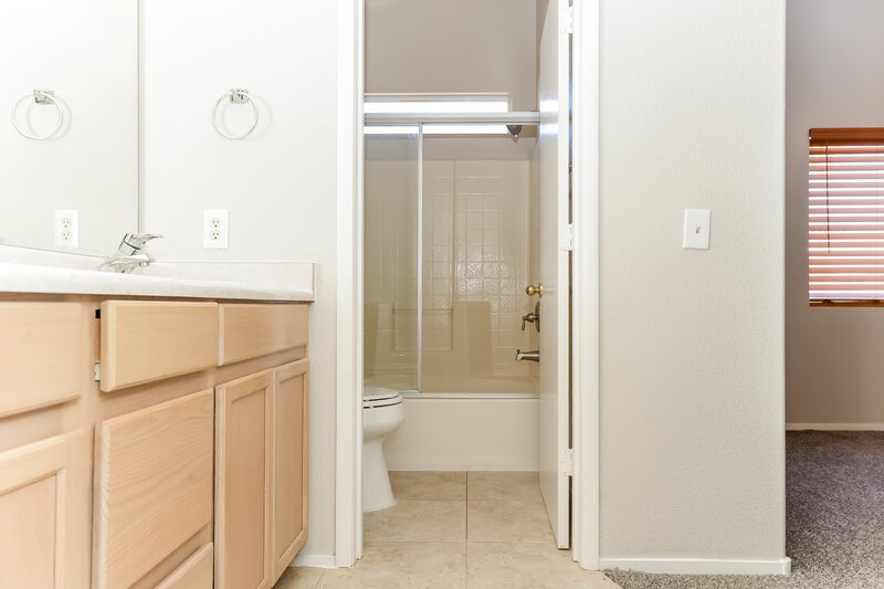 1,960/Mo, 4352 Sparkle Crest Ave North Las Vegas, NV 89031 Main Bathroom View 2