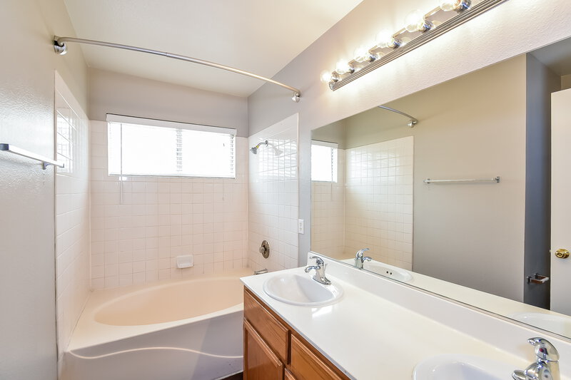 2,060/Mo, 8240 Ten Gallon Ct Las Vegas, NV 89129 Main Bathroom View