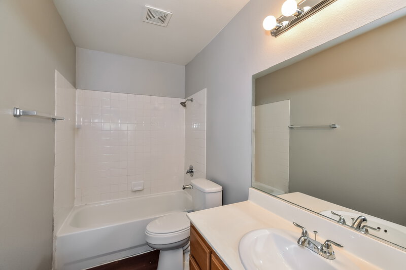 2,060/Mo, 8240 Ten Gallon Ct Las Vegas, NV 89129 Bathroom View