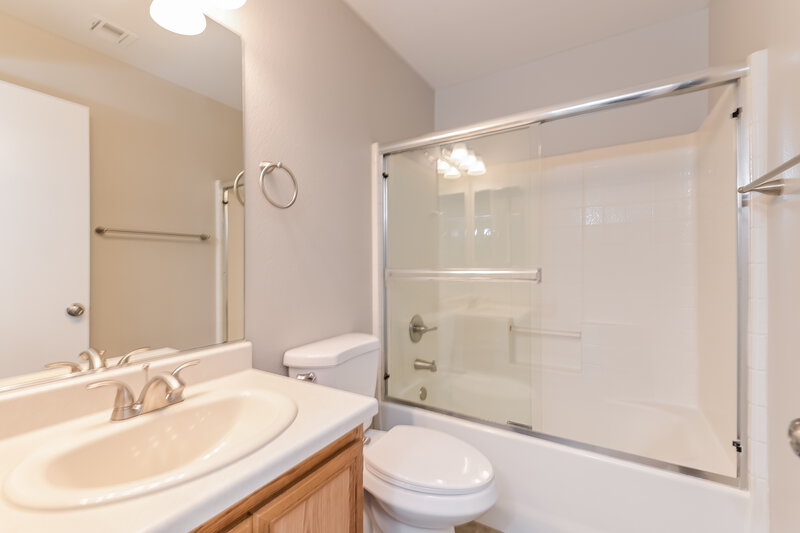 1,925/Mo, 996 Skyforest Dr Henderson, NV 89011 Main Bathroom View