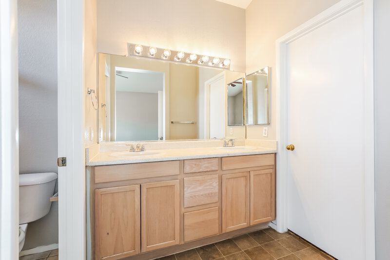 1,945/Mo, 4455 Scarlet Sea Ave North Las Vegas, NV 89031 Main Bathroom View