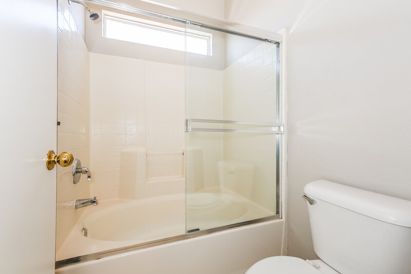 1,945/Mo, 4455 Scarlet Sea Ave North Las Vegas, NV 89031 Main Bathroom View 2