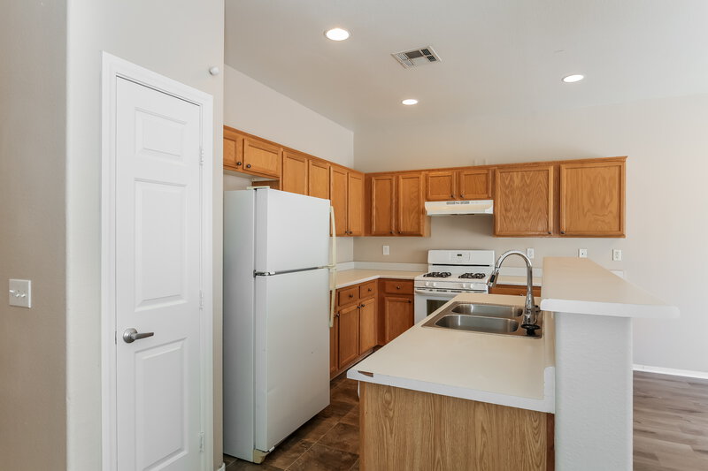1,945/Mo, 1710 Paradise Reef Ave North Las Vegas, NV 89031 Kitchen View