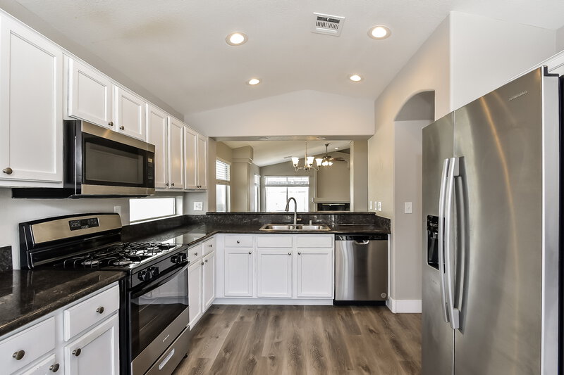 2,205/Mo, 1612 Blanco Dr North Las Vegas, NV 89031 Kitchen View 2