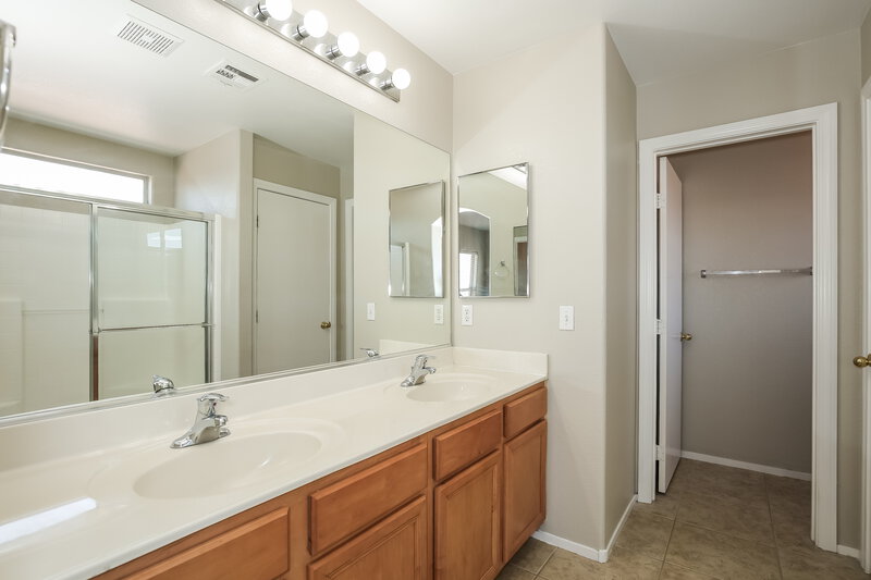 2,115/Mo, 6627 Brick House Ave Las Vegas, NV 89122 Main Bathroom View