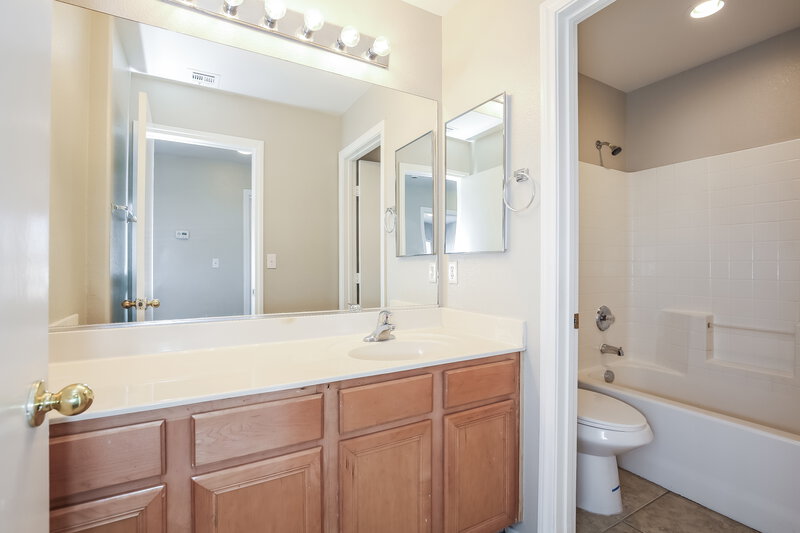 2,115/Mo, 6627 Brick House Ave Las Vegas, NV 89122 Bathroom View