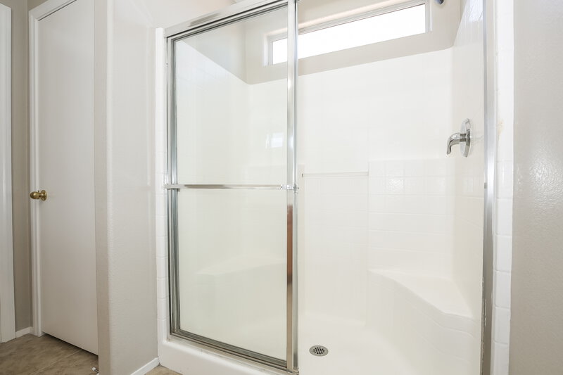 2,115/Mo, 6627 Brick House Ave Las Vegas, NV 89122 Bathroom View 2