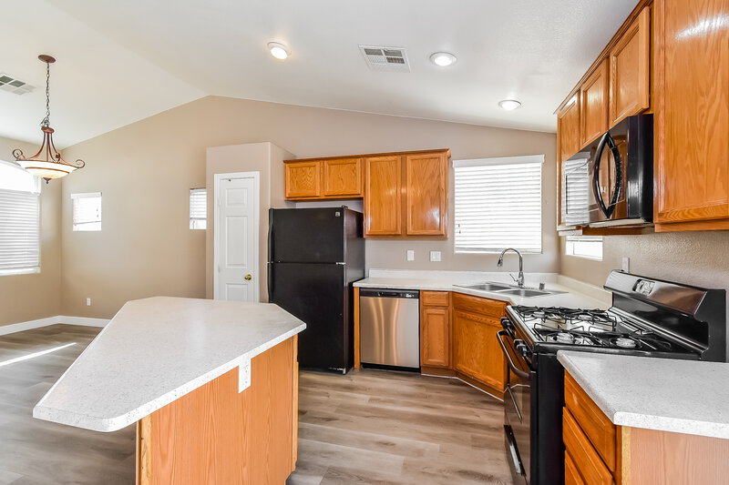 1,750/Mo, 3830 Canary Creek Ave North Las Vegas, NV 89031 Kitchen View