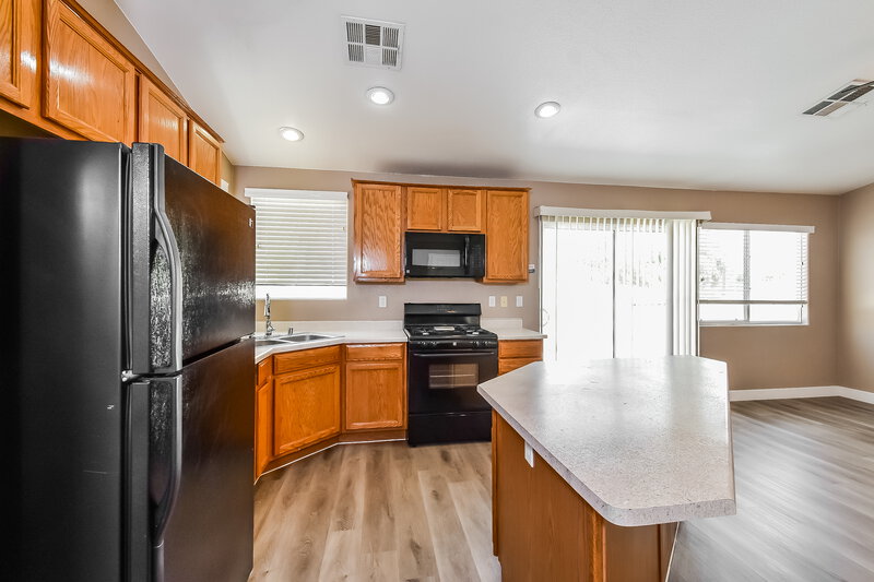 1,750/Mo, 3830 Canary Creek Ave North Las Vegas, NV 89031 Kitchen View 2