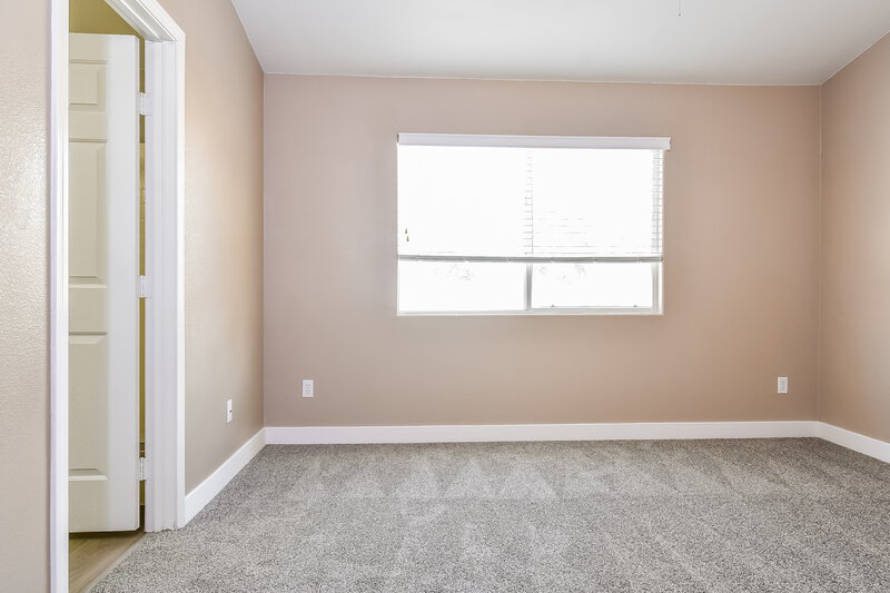 1,750/Mo, 3830 Canary Creek Ave North Las Vegas, NV 89031 Main Bedroom View