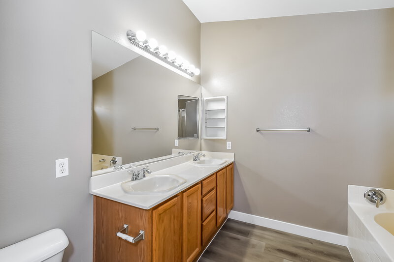 1,750/Mo, 3830 Canary Creek Ave North Las Vegas, NV 89031 Main Bathroom View