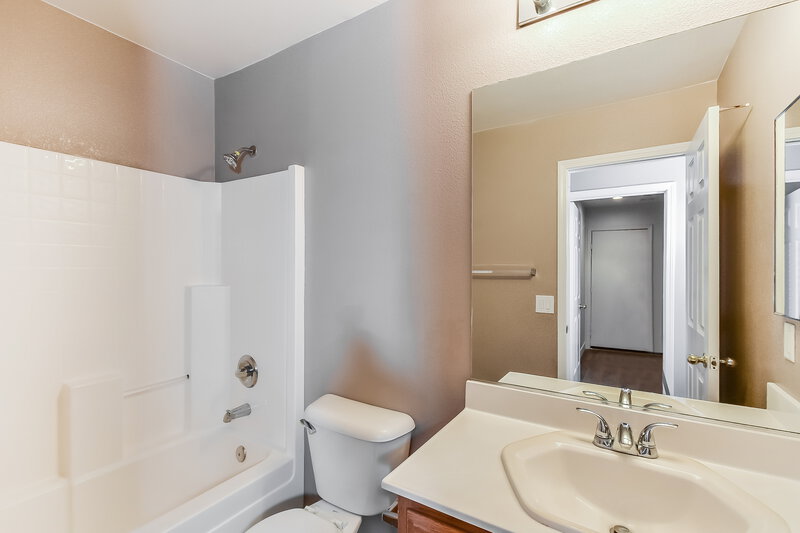 1,750/Mo, 3830 Canary Creek Ave North Las Vegas, NV 89031 Bathroom View