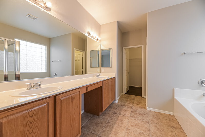 2,250/Mo, 9048 Blue Raven Ave Las Vegas, NV 89143 Main Bathroom View