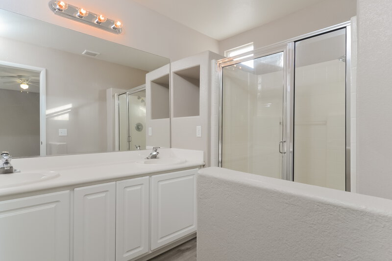 2,160/Mo, 635 Persian Violet Ave Las Vegas, NV 89183 Main Bathroom View