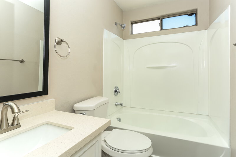 1,900/Mo, 4908 Cinnamon Spice Ct North Las Vegas, NV 89031 Main Bathroom View