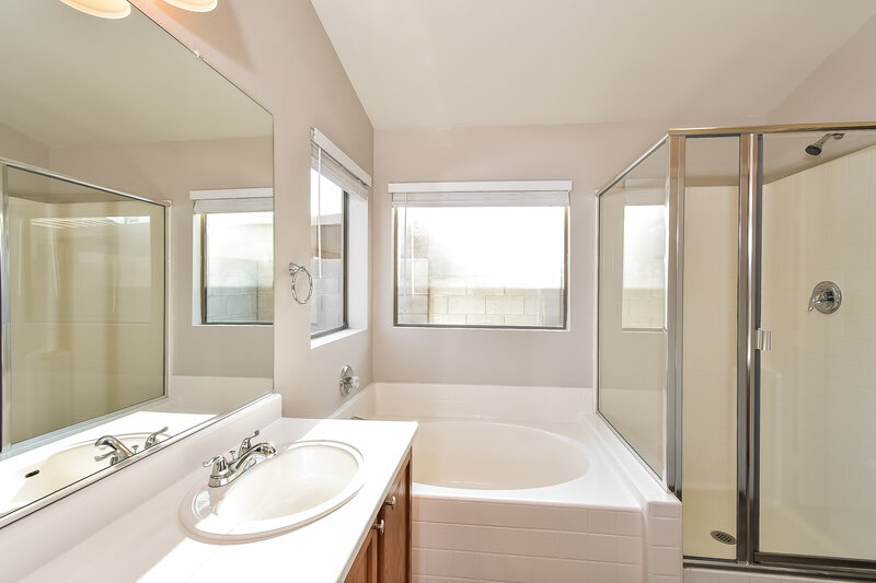 1,975/Mo, 4828 Rush Springs Dr Las Vegas, NV 89139 Main Bathroom View