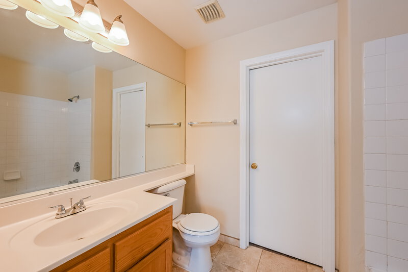 1,950/Mo, 1085 Wild Fern Ct Las Vegas, NV 89183 Main Bathroom View