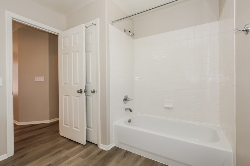 2,295/Mo, 5040 Diamond Ranch Ave Las Vegas, NV 89131 Main Bathroom View 2