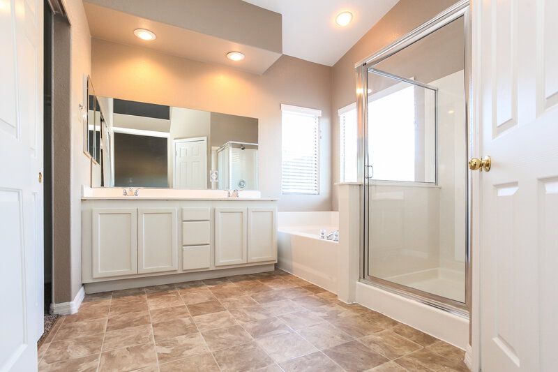 2,155/Mo, 8316 Impatients Ave Las Vegas, NV 89131 Master Bathroom View