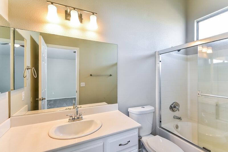 1,920/Mo, 7032 Village Shore Court Las Vegas, NV 89129 Main Bathroom View