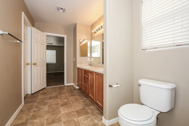 1,930/Mo, 2912 Bridleton Ave North Las Vegas, NV 89081 Main Bathroom View 2