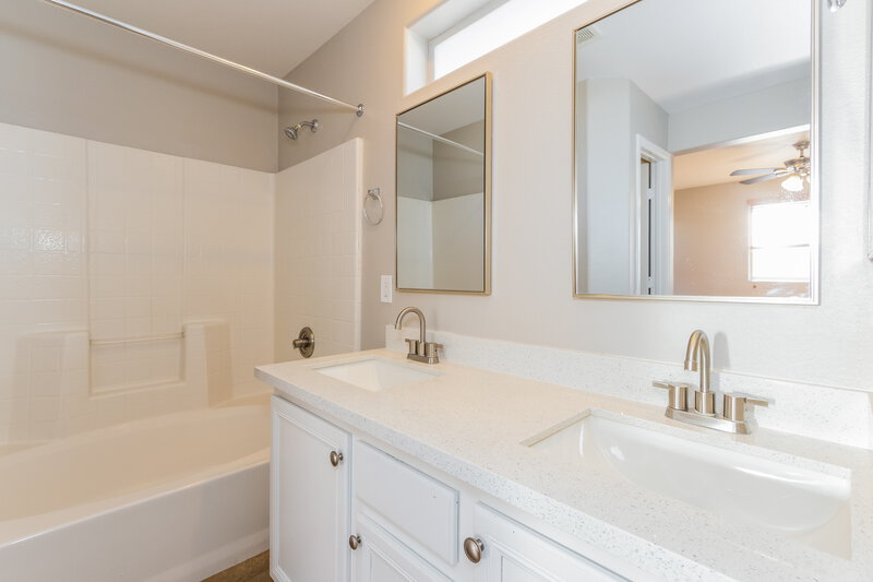 1,940/Mo, 10431 Sweet Juliet St Las Vegas, NV 89183 Main Bathroom View