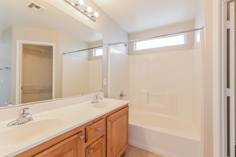 2,200/Mo, 10946 Sadlers Wells St Henderson, NV 89052 Main Bathroom View