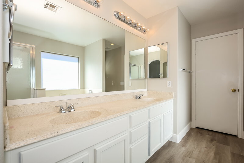 1,875/Mo, 4729 Cliff Breeze Dr North Las Vegas, NV 89081 Main Bathroom View