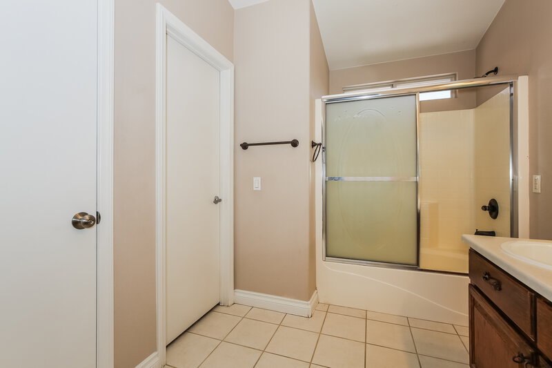 2,040/Mo, 1019 Edgestone Mark Ave North Las Vegas, NV 89081 Main Bathroom View 2