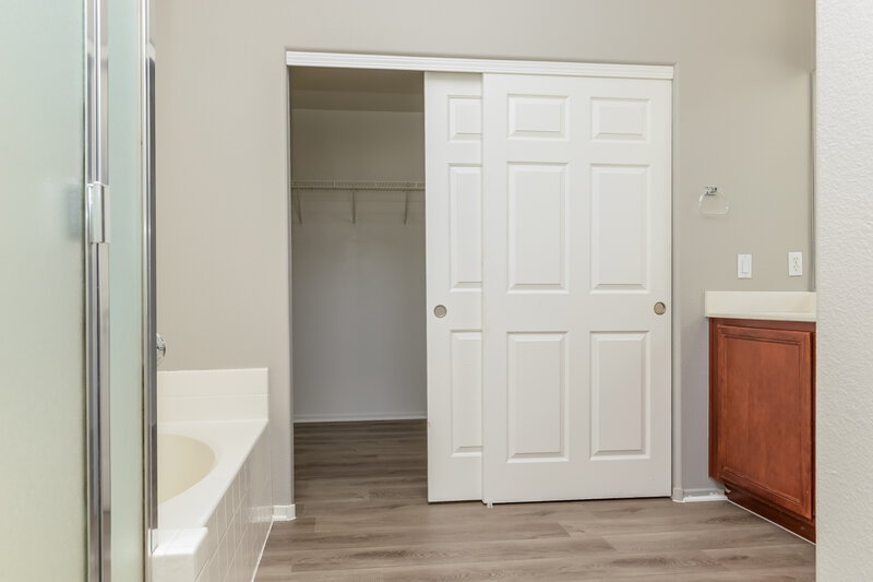 2,345/Mo, 6855 Relic St Las Vegas, NV 89149 Main Bathroom View