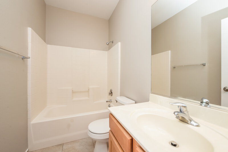 2,000/Mo, 6604 Frances Celia Ave Las Vegas, NV 89122 Bathroom View