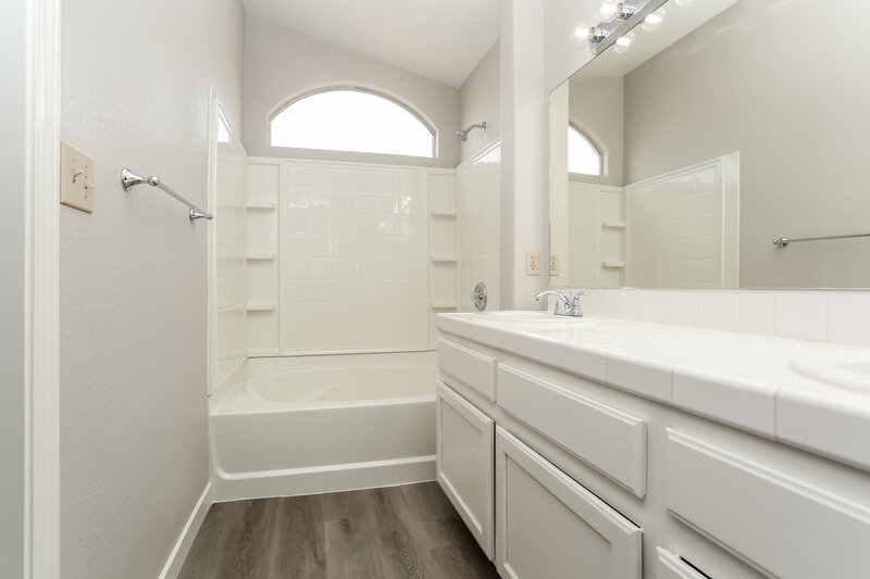 1,750/Mo, 2308 Knoll Crest Ave North Las Vegas, NV 89032 Main Bathroom View