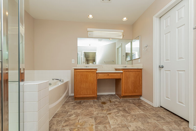 2,095/Mo, 10425 Concetta Ave Las Vegas, NV 89129 Main Bathroom View