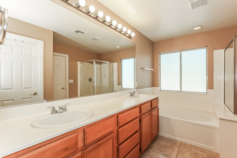 2,880/Mo, 1728 Evening Bluff Pl North Las Vegas, NV 89084 Main Bathroom View