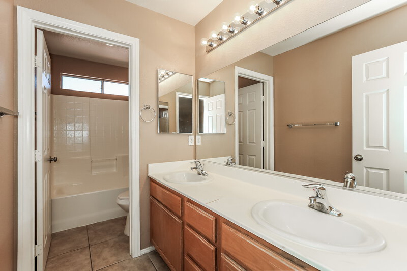 2,880/Mo, 1728 Evening Bluff Pl North Las Vegas, NV 89084 Bathroom View