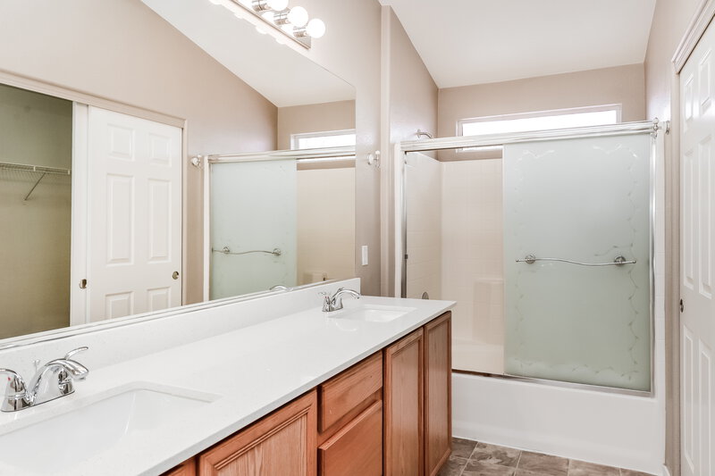 1,905/Mo, 6836 Momentos St Las Vegas, NV 89149 Main Bathroom View