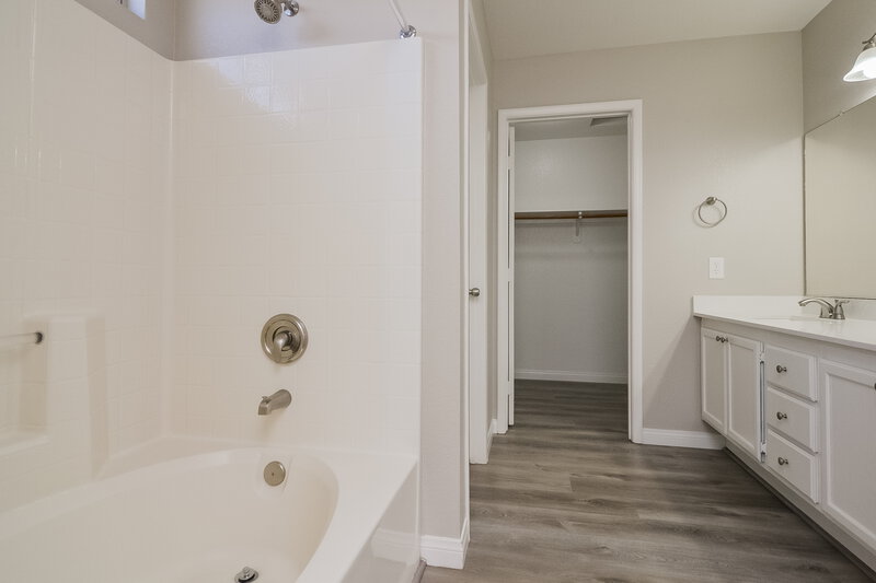 2,250/Mo, 5571 Slice Dr Las Vegas, NV 89142 Main Bathroom View