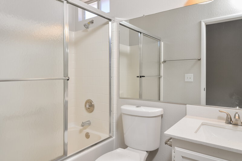 2,250/Mo, 5571 Slice Dr Las Vegas, NV 89142 Bathroom View 2