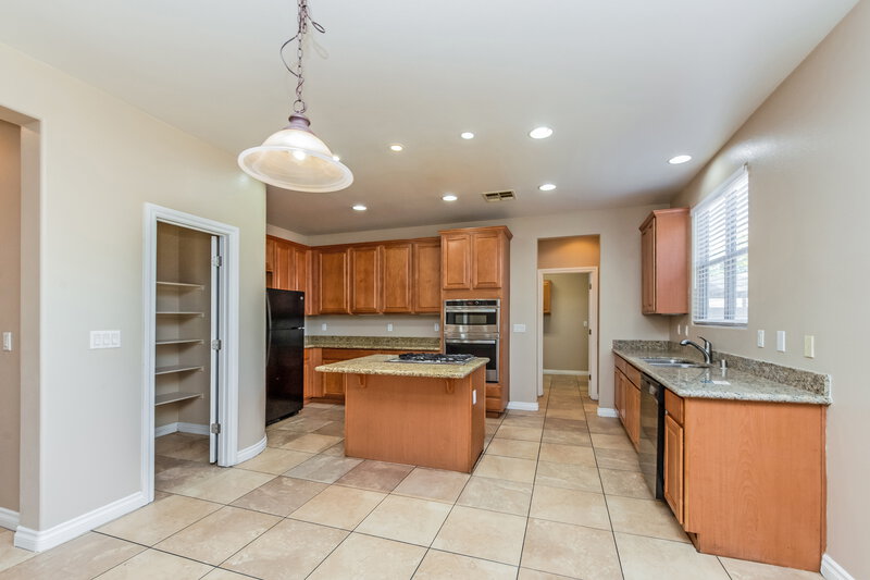 2,750/Mo, 5724 Breckenridge St North Las Vegas, NV 89081 Kitchen View
