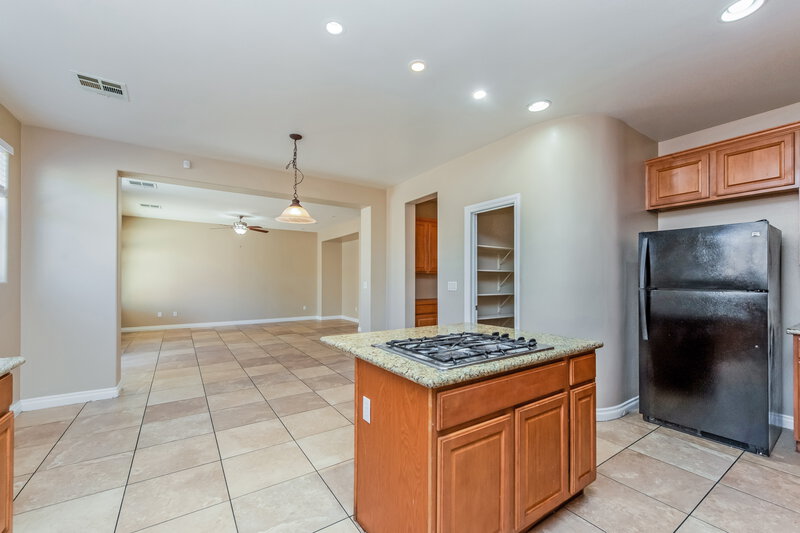 2,750/Mo, 5724 Breckenridge St North Las Vegas, NV 89081 Kitchen View 2