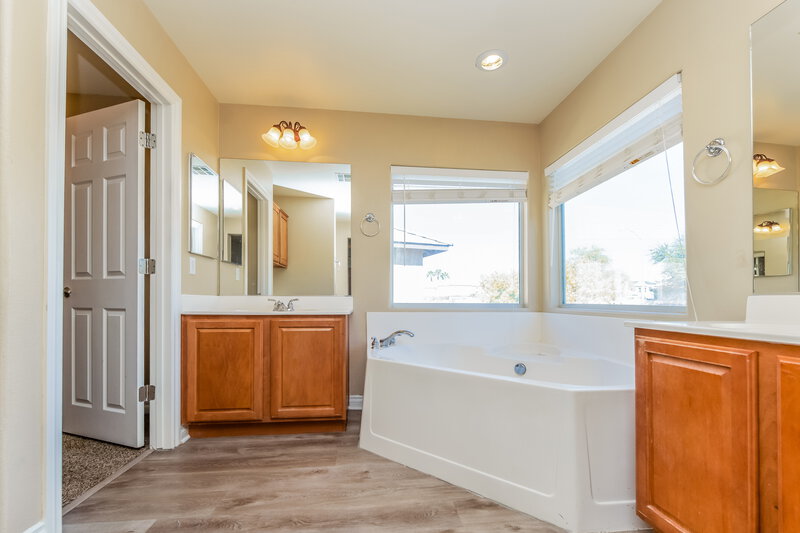 2,750/Mo, 5724 Breckenridge St North Las Vegas, NV 89081 Main Bathroom View
