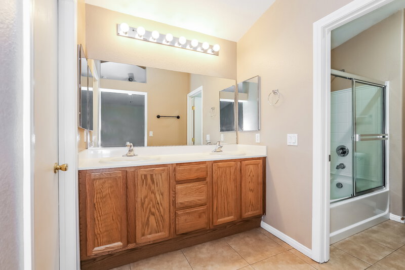 1,995/Mo, 6440 Butterfly Sky St North Las Vegas, NV 89084 Main Bathroom View